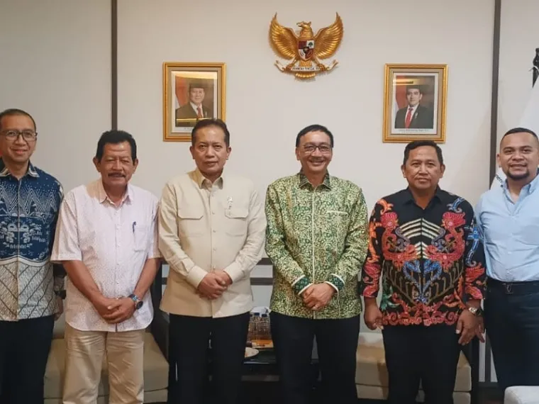 Bupati Pesisir Selatan Hendrajoni (ke tiga dari kanan) dan Wakil Menteri Koperasi Ferry Juliantono, di Kantor Kementerian Koperasi, Jumat (2/5/2025). FOTO: Dok Bagian Prokopim Pemkab Pessel