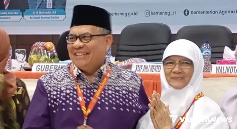 Ketua DPRD Sumbar, Muhidi dan istri, berangkat haji yang tergabung dalam Kloter I Padang. Masuk asrama Jumat siang. (humas)