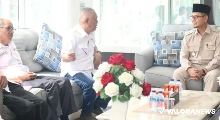 Wawako Bukittinggi, Ibnu Azis berdialog dengan Ketua PMI Bukittinggi, Chairunas beserta jajaran, di kantor Wakil Wali Kota Bukittinggi, Kamis. (humas)