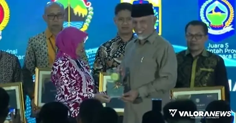 Gubernur Sumbar, Mahyeldi terima penghargaan Anugerah Adinata Syariah 2025 di Jakarta, Senin. (humas)