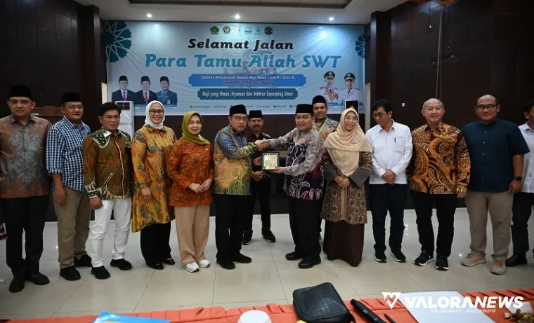 Wakil Ketua Komisi IX, Yahya Zaini foto bersama dengan jajaran Kemenag dan Dinkes Sumbar usai kunjungan ke Asrama Haji Padang, Kamis. (humas)