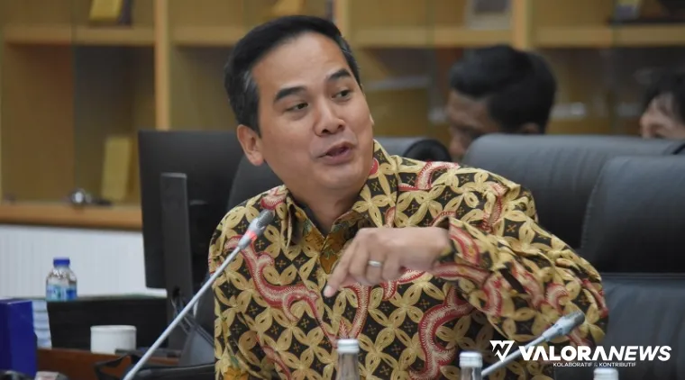 Wakil Ketua Komisi VI DPR RI, Adisatrya Suryo Sulisto saat memimpin RDPU bersama Persatuan Pensiunan BUMN Strategis (P2BUMNS) dan FKKB MKT di Gedung Nusantara I, Jakarta, Senin. (humas)
