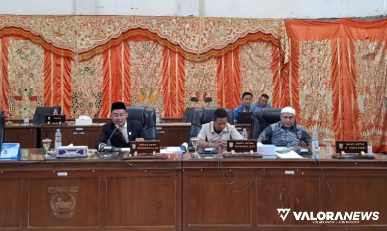 Ketua DPRD Pasbar, Dirwansyah memimpin rapat paripurna dengan agenda pembentukan Pansus Penyelesaian Masalah Lahan Ulayat Sikabau di Kecamatan Koto Balingka, Senin. (humas)