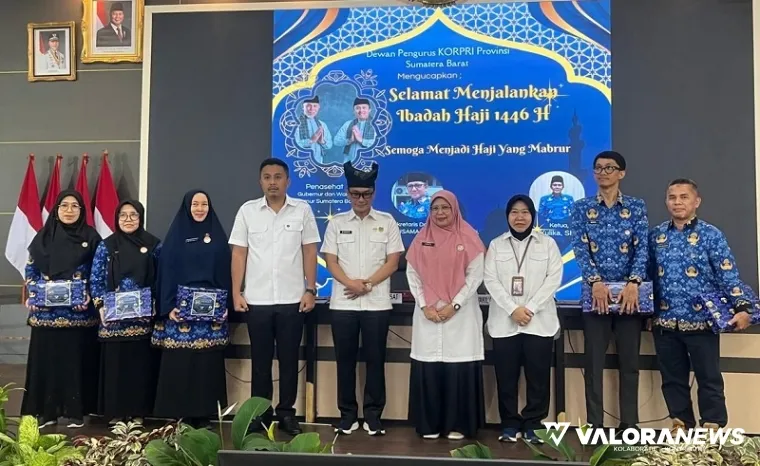Wakil Gubernur Sumatera Barat, Vasco Ruseimy bersama Prof Zudan Arif Fakrulloh (Ketua DPN Korpri) dan jajaran, foto bersama usai penyerahan hadiah bagi ASN yang menunaikan haji tahun 2024 ini, Rab. (humas)