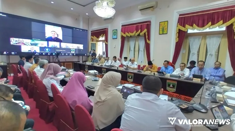 Gubernur Sumbar, Mahyeldi paparkan ekosistem ekonomi syariah di Sumbar, dalam rangka penilaian Anugerah Adinata Syariah 2025 oleh KNEKS dan Dewan Juri serta Setwapres, di ruang rapat istana gubernur, Rabu. (humas)