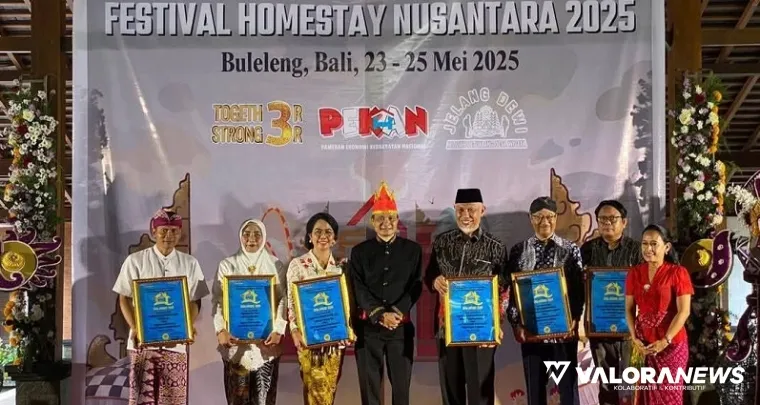 Ketua Umum DPP IHSA, Hentje Alvy Pongoh foto bersama dengan penerima penghargaan IHSA Award 2025 disela acara Festival Homestay Nusantara (FHN) 2025 di Bali, Sabtu. (humas)