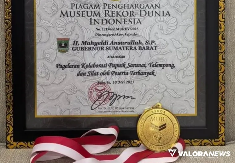 Rekor MURI yang diterima Gubernur Sumbar, Mahyeldi pada penyelenggaraan Festival Sumbar Tageh Tahun 2025, Ahad pagi. (humas)