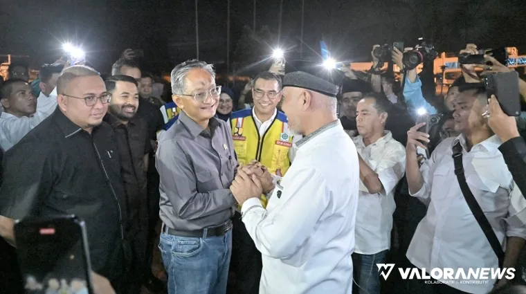 Gubernur Sumbar, Mahyeldi sambut kedatangan Menteri PU, Dody Hanggodo di ruang VIP Bandara Internasional Minangkabau, Jumat sore. (humas)