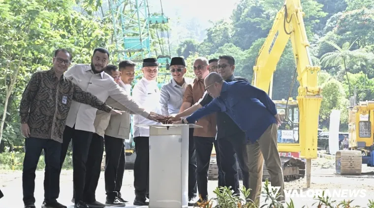 Menteri Pekerjaan Umum (PU) RI, Dody Hanggodo bersama gubernur, wakil gubernur, anggota DPR dan sejumlah kepala daerah, menekan sirine tanda dimulainya pembangunan Fly Over Sitinjau Lauik Tahap I, Sabtu. (humas)