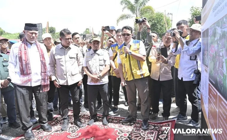 Gubernur Sumbar, Mahyeldi, menteri PU dan rombongan, menerima penjelasan terkait pembangunan Sekolah Rakyat di Kecamatan Gunung Talang, Kabupaten Solok, Sabtu. (humas)