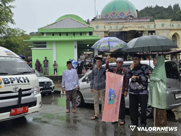 (Ka-ki) Lisda Hendrajoni anggota DPR RI, Bupati Hendrajoni, Kemenag, Kabag Kesra Setdakab Andi Syafinal , dan Kabid IKP Diskominfo Pessel Indra Jaya, melepas CJH di Masjid Baiturahman, Painan, Minggu (11/5/2025). FOTO: Diskominfo Pessel