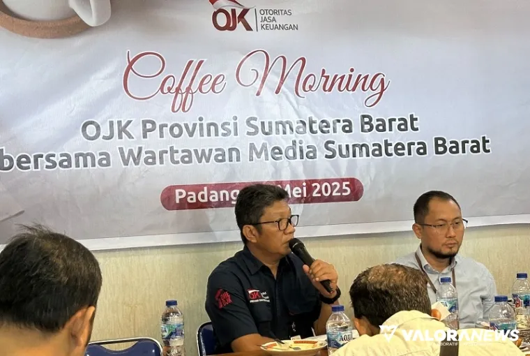 Kepala Otoritas Jasa Keuangan (OJK) Sumatera Barat, Roni Nazra pada agenda coffee morning dengan wartawan media Sumatera Barat dengan agenda penyampaian informasi kinerja sektor jasa keuangan triwulan I 2025, di Padang, Rabu. (veri rikiyanto)