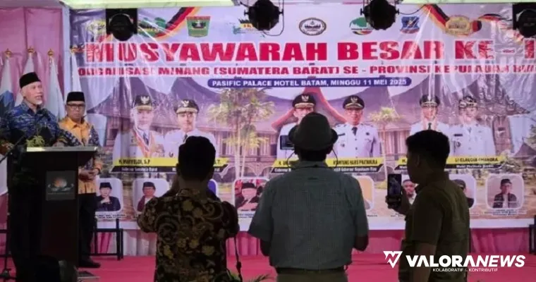 Gubernur Sumbar, Mahyeldi memberikan sambutan pada pembukaan Musyawarah Besar (Mubes) ke-1 organisasi perantau Minang di Kepri, yang digelar di Pacific Palace Hotel, Batam. (humas)