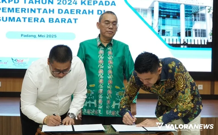 Wako Padang Panjang, Hendri Arnis didampingi Imbral (ketua DPRD Padang Panjang) disaksikan Kepala Perwakilan BPK Sumbar, Sudarminto Eko Putra menandatangani berita acara LHP LKPD Tahun 2025, Senin. (humas)