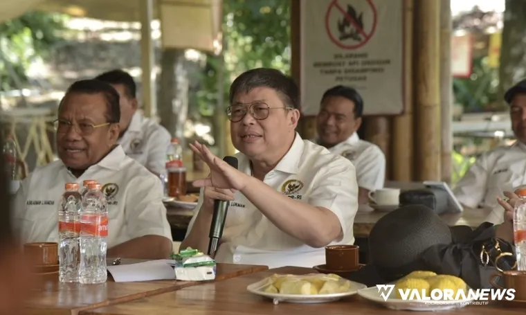 Wakil Ketua Komisi IV DPR RI, Alex Indra Lukman saat melakukan kunjungan kerja ke kawasan pertanian di Situ Gunung, Kecamatan Kadudampit, Kabupaten Sukabumi, Jawa Barat, Senin. (humas)