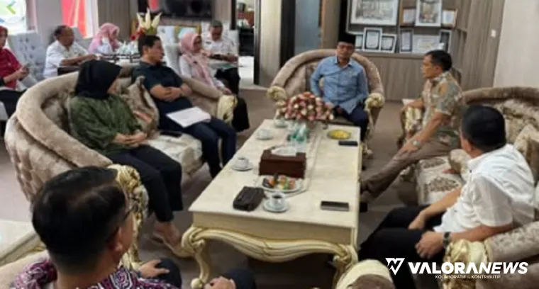 Ketua Pansus LKPj Tahun 2024 DPRD Sumbar, Indra Dt Rajo Lelo berdialog dengan Direktur RSAM Bukittinggi, drg Busril dalam kunjungan lapangan, Rabu. (humas)