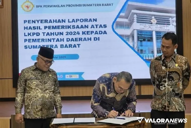 Kepala BPK RI Perwakilan Provinsi Sumatera Barat, Sudarminto Eko Putro, tandatangani berita acara penyerahan hasil audit tahun 2024 Pemkab Pasbar, di Kantor BPK Sumbar, Padang, Kamis. (humas)