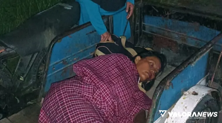 Setelah ditolak RSUD Rasidin, alm pasien Desi Erianti harus pulang dengan menumpang becak motor, Sabtu dinihari. (istimewa)
