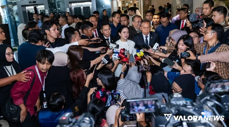 Ketua DPR RI, Puan Maharani saat diwawancara wartawan usai rapat paripurna, Selasa. (humas)