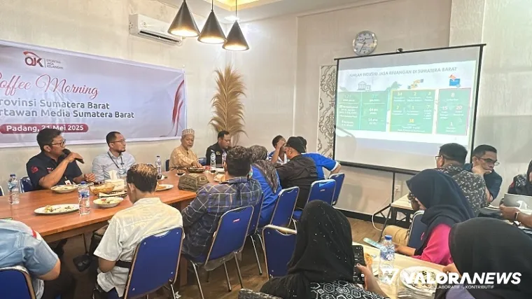 Kepala Otoritas Jasa Keuangan (OJK) Sumatera Barat, Roni Nazra berikan penjelasan tentang kinerja sektor jasa keuangan triwulan I Tahun 2025 pada agenda coffee morning dengan wartawan media Sumatera Barat, di Padang, Rabu. (veby rikiyanto)