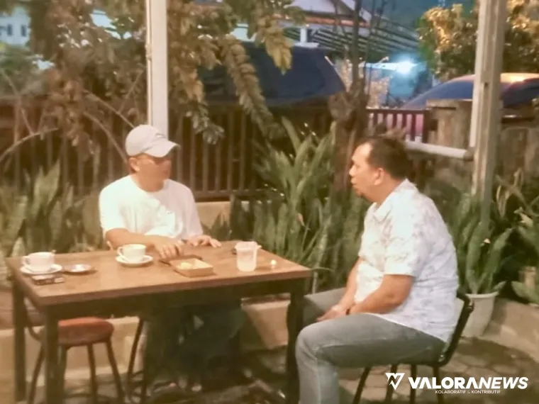 Epaldi Bahar (pakai topi) dan Firma Yudi, staf humas PT Semen Padang, saat menginisiasi pertemuan Bupati Pessel Hendrajoni dengan jajaran Direksi PT Semen Padang, di Painan, Jumat (13/5/2025). FOTO: Dok Istimewa