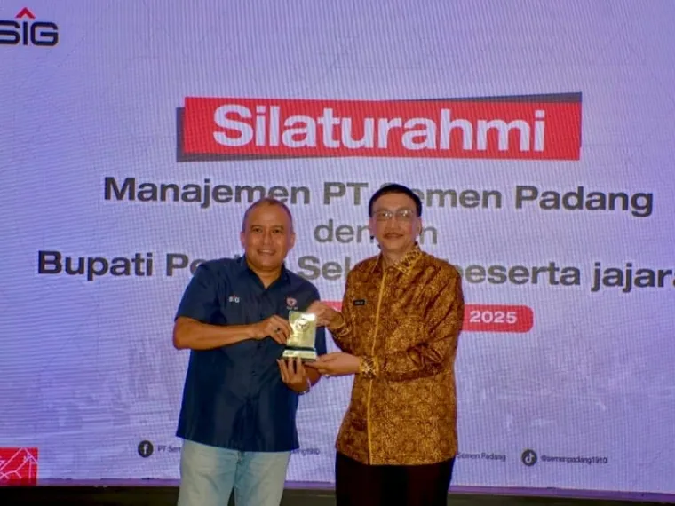 Bupati Pesisir Selatan Hendrajoni dan Direktur Keuangan PT Semen Padang Oktoweri, saat kunjungan silaturahmi ke PT Semen Padang, Kamis (22/5/2025). FOTO: Dok Humas PT Semen Padang