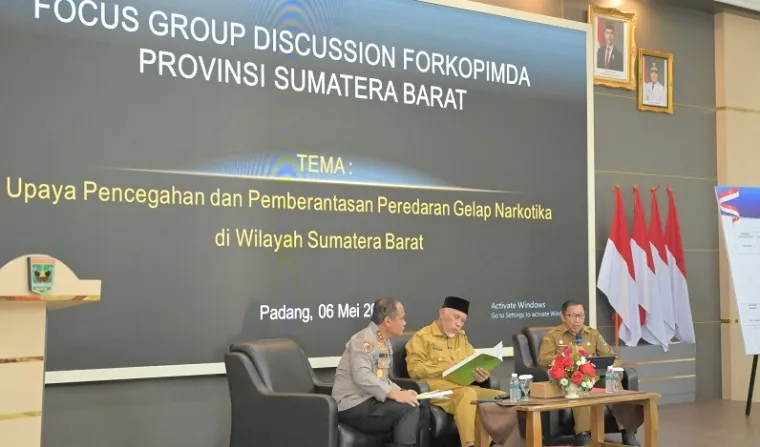 Gubernur Sumbar, Mahyeldi bersama Kapolda Sumbar, Irjen Pol Gatot Tri Suryanta jadi pembicara pada FGD Forkopimda) se-Sumatera Barat, di auditorium gubernuran, Selasa. FGD ini dimoderatori Pj Sekdaprov, Yosawardi Usama Putra. (humas)