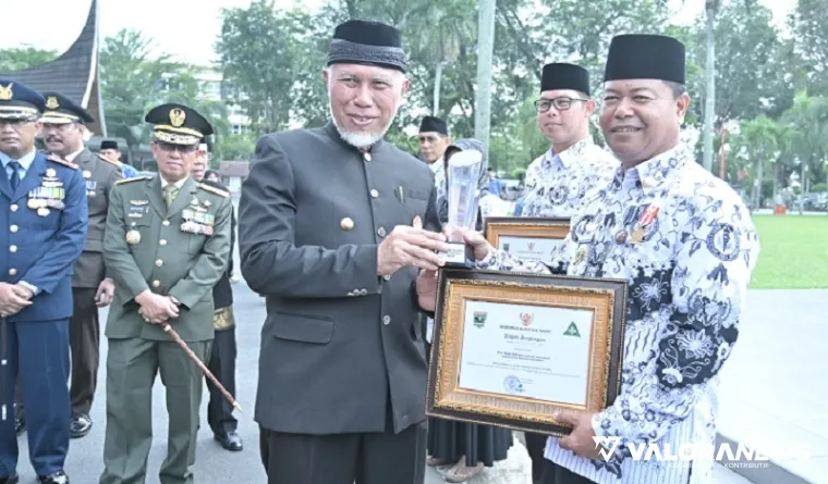 Gubernur Sumbar, Mahyeldi menyerahkan penghargaan stratifikasi UKS/M tingkat provinsi tahun 2024 usai upacara Hardiknas 2025 di halaman kantor gubernur, Jumat pagi. (humas)