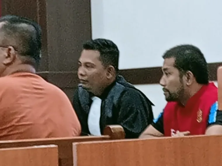 Terdakwa Andri Utama, didampingi Penasehat Hukumnya, ketika mendengarkan keterangan saksi Erman, di PN Padang, Senin (19/5/2025). FOTO: Dok istimewa
