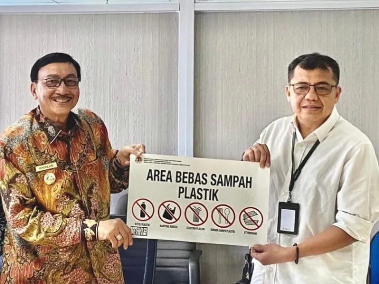 Bupati Hendrajoni dan Direktur Pengelolaan Sampah, di bawah Ditjen PSLB3 Kementerian Lingkungan Hidup dan Kehutanan RI, Dr.Ir. Novrizal Tahar, di Jakarta, Senin (21/4/2025). FOTO: Dok Bagian Prokopim Pemkab Pessel