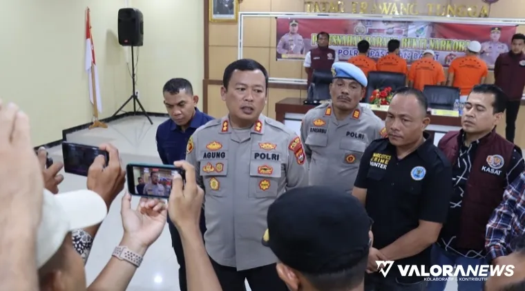 Kapolres Pasbar, AKBP Agung Tribawanto berikan keterangan pers tentang pemusnahan Narkotika golongan I jenis sabu-sabut di Aula Tatag Trawang Tungga, Mapolres Pasbar, Jumat. (humas)