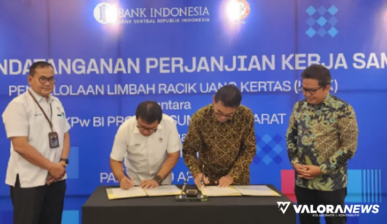 Direktur Operasi PT Semen Padang, Pri Gustari Akbar dan Dandy Indarto Seno (Deputi Kepala Perwakilan BI Sumbar) tandatangani PKS pemanfaatan LRUK sebagai bahan bakar pabrik semen. PKS ini juga disaksikan Kepala Kantor BI Sumbar, M Abdul Majid Ikram. (huma