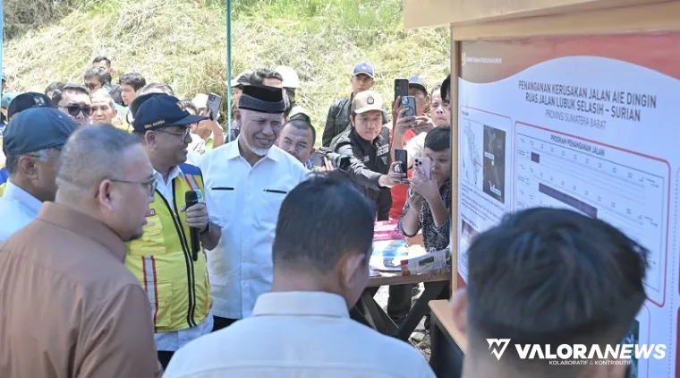 Menteri Pekerjaan Umum (PU) RI, Dody Hanggodo bersama Mahyeldi (gubernur), Andre Rosiade (anggota DPR RI), John Firman Pandu (Bupati Solok) lihat maket kerusakan jalan di Aia Dingin, Sabtu. (humas)