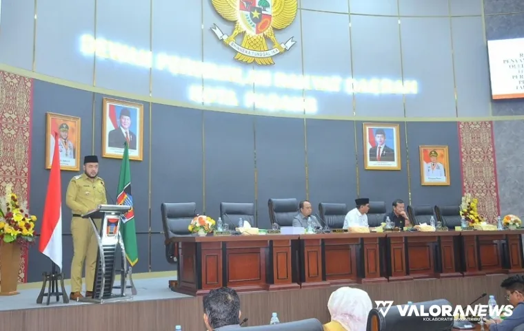 Wako Padang, Fadly Amran menyampaikan nota pengantar Ranperda Pertanggungjawaban Pelaksanaan APBD tahun 2024, Senin.