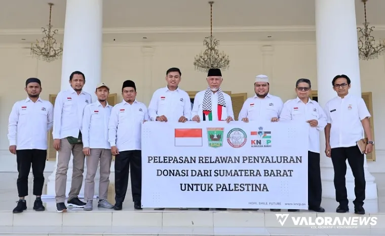 Gubernur Sumbar, Mahyeldi bersama relawan KNRP, foto bersama saat pelepasan pengantaran bantuan kemanusian dari rakyat Sumbar senilai Rp1,37 miliar, di istana gubernuran, Rabu. (humas)