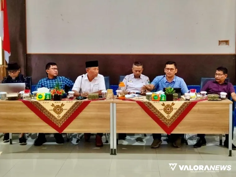 Epaldi Bahar (dua dari kanan) anggota TPPD Pemkab Pessel bersama Bapedalitbang, menerangkan terkait Program Nagari Kanyang ke OPD dan Wali Nagari, di Sago, Painan, Rabu (30/4/2025). FOTO: tusrisep