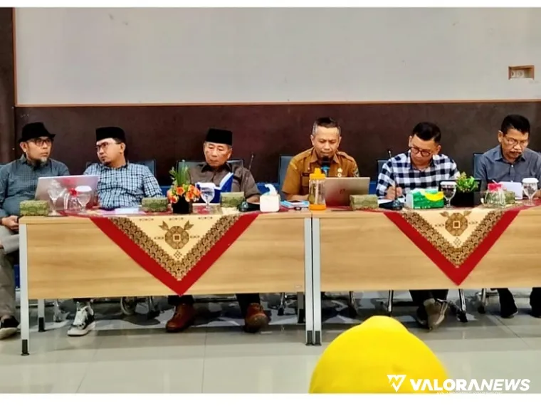 Anggota TPPD Kabupaten Pesisir Selatan Tahun  2025 (ki-ka): Arif Yumardi, Novrial Bahrun, Saidal Masfiyuddin, Kepala Bapedalitbang Hadi Susilo, Epaldi Bahar, dan Nasral. FOTO: tusrisep