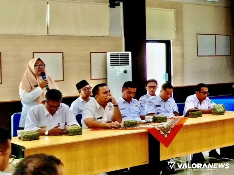 Yeni Gusti, Kabid TPH Dinas Pertanian Pessel (berdiri) di agenda pendalaman pemaparan Program Nagari Kanyang (Program Pro Rakyat) di Aula Bapedalitbang Sago, Painan, Rabu (30/4/2025). FOTO: tusrisep