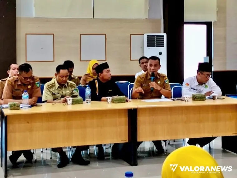 Kabag Kesra Setdakab Pessel, Andi Syafinal (dua dari kanan/pegang mic) dalam gelaran paparan Program Nagari Mangaji, di Aula Bapedalitbang, Sago, Painan, Senin (5/5/2025). FOTO: tusrisep