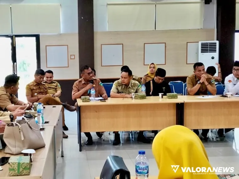 Kadis Pendidikan &amp; Kebudayaan Pessel, Salim Muhaimin (tiga dari kiri/pegang mic) dalam gelaran paparan Program Nagari Mangaji, di Aula Bapedalitbang, Sago, Painan, Senin (5/5/2025). FOTO: tusrisep