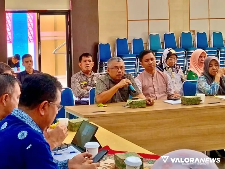 Sekretaris Dinas Kominfo, Hamdi (tengah pegang mic), dalam pemaparan Program Nagari Pandai di Aula Bapedalitbang, Sago, Painan, Jumat (2/5/2025). FOTO: tusrisep