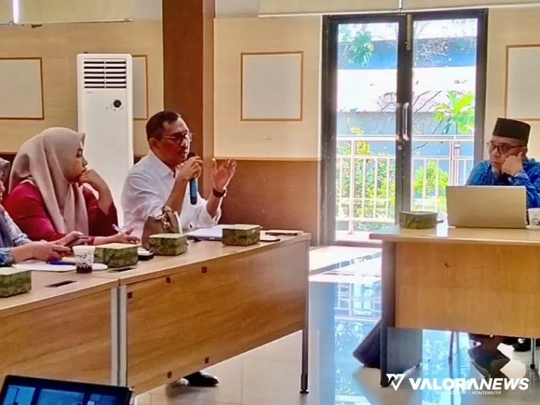 Kepala Dinas Pendidikan dan Kebudayaan Pessel, Salim Muhaimin (tengah) memberikan tanggapan dalam paparan Program Nagari Pandai di Aula Bapedalitbang, Sago, Painan, Jumat (2/5/2025). FOTO: tusrisep