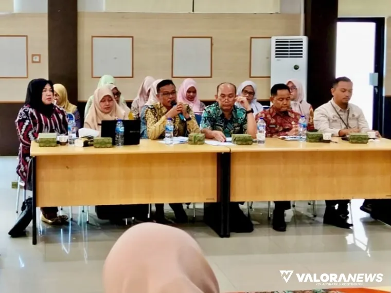Sekretaris Dinas Kesehatan Pessel, Jafri Wandi (3 dari kiri) saat memberikan keterangan &amp; masukan, terkait Program Nagari Sehat, di Aula Bapedalitbang, Sago, Painan, Kamis 8 Mei 2025, kemarin. FOTO: tusrisep