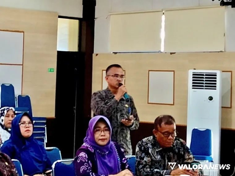 Sekretaris Dinas Perkimtan LH, Boby S, (berdiri), saat memberikan keterangan &amp; masukan, Program Nagari Sehat, di Aula Bapedalitbang, Sago, Painan, Kamis 8 Mei 2025, kemarin. FOTO: tusrisep