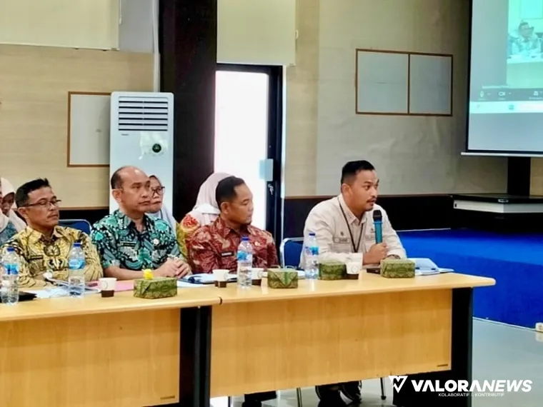 Camat Ranah Ampek Hulu Tapan, Kabupaten Pesisir Selatan, Agnes Deno Arnas (kanan pegang mic), saat memberikan keterangan &amp; masukan, Program Nagari Sehat, di Aula Bapedalitbang, Sago, Painan, Kamis 8 Mei 2025, kemarin. FOTO: tusrisep