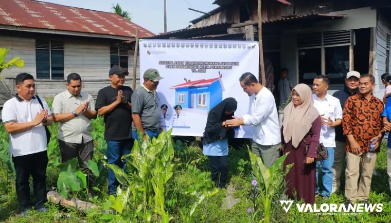 Wali Kota Pekanbaru, Agung Nugroho meninjau lokasi pembangunan RLH, Jalan Duyung, Kelurahan Sri Meranti, Kecamatan Rumbai, Kamis. (humas)