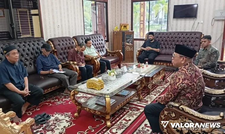 Senator DPD RI asal Riau, KH Muhammad Mursyid berdialog dengan Ketua Umum LAMR, Datuk Seri Taufik Ikram Jamil beserta jajaran, Kamis sore. (humas)