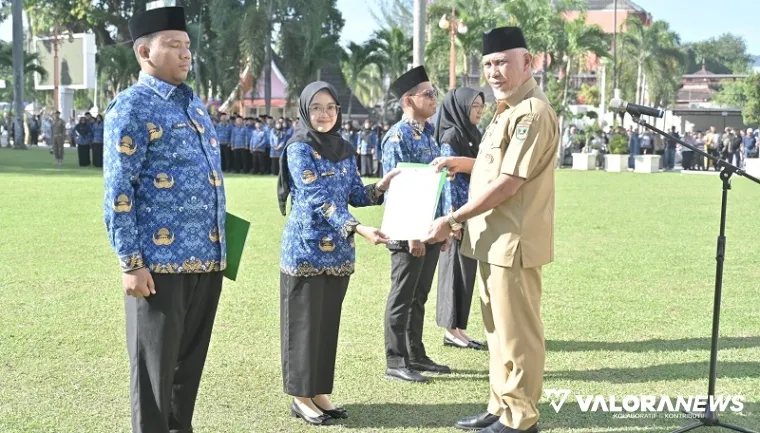 Gubernur Sumbar, Mahyeldi serahkan SK pengangkatan sebagai PNS dan PPPK pada salah seorang perwakilan, dalam upacara di halaman kantor gubernur, Selasa. (humas)