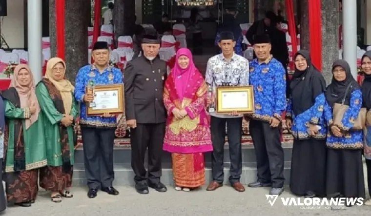 Gubernur Sumbar, Mahyeldi foto bersama dengan Asisten II Setdakab Agam, Hamdi dan Kepala SMPN 2 Tilatang Kamang, Hendra Jaya serta jajaran, usai Upacara Peringatan Hardiknas, di halaman kantor gubernur Sumbar, Jumat. (humas)