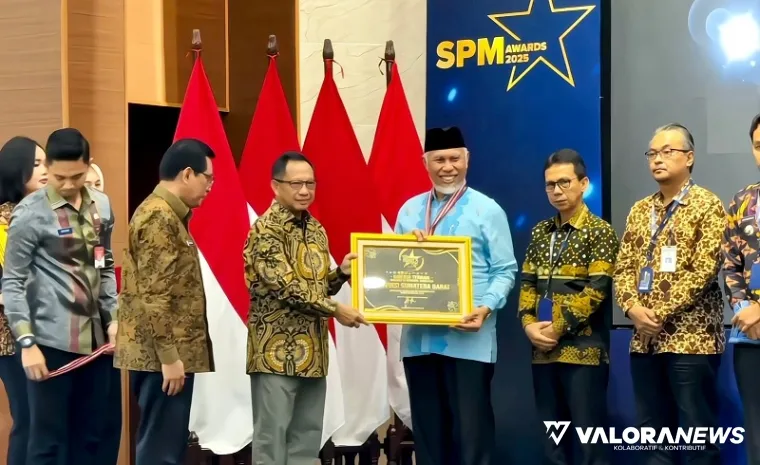 Menteri Dalam Negeri RI, Tito Karnavian serahkan SPM Award 2024 pada Gubernur Sumbar, Mahyeldi dalam acara di Gedung Serba Guna Ditjen Bina Pembangunan Daerah Kemendagri, Jakarta Selatan, Jumat. (humas)